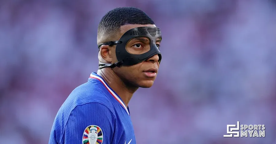 Kylian Mbappe coming off at half-time